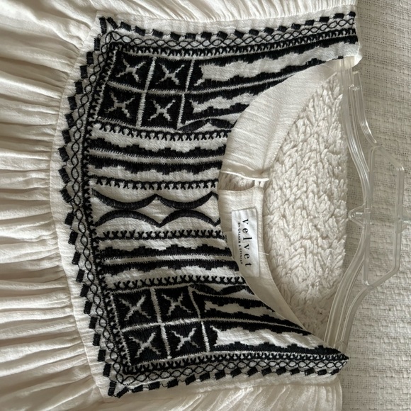 EUC❤️🔥SALE❤️🔥Velvet by Graham and Spencer embroidered cotton gauze top - Picture 8 of 8